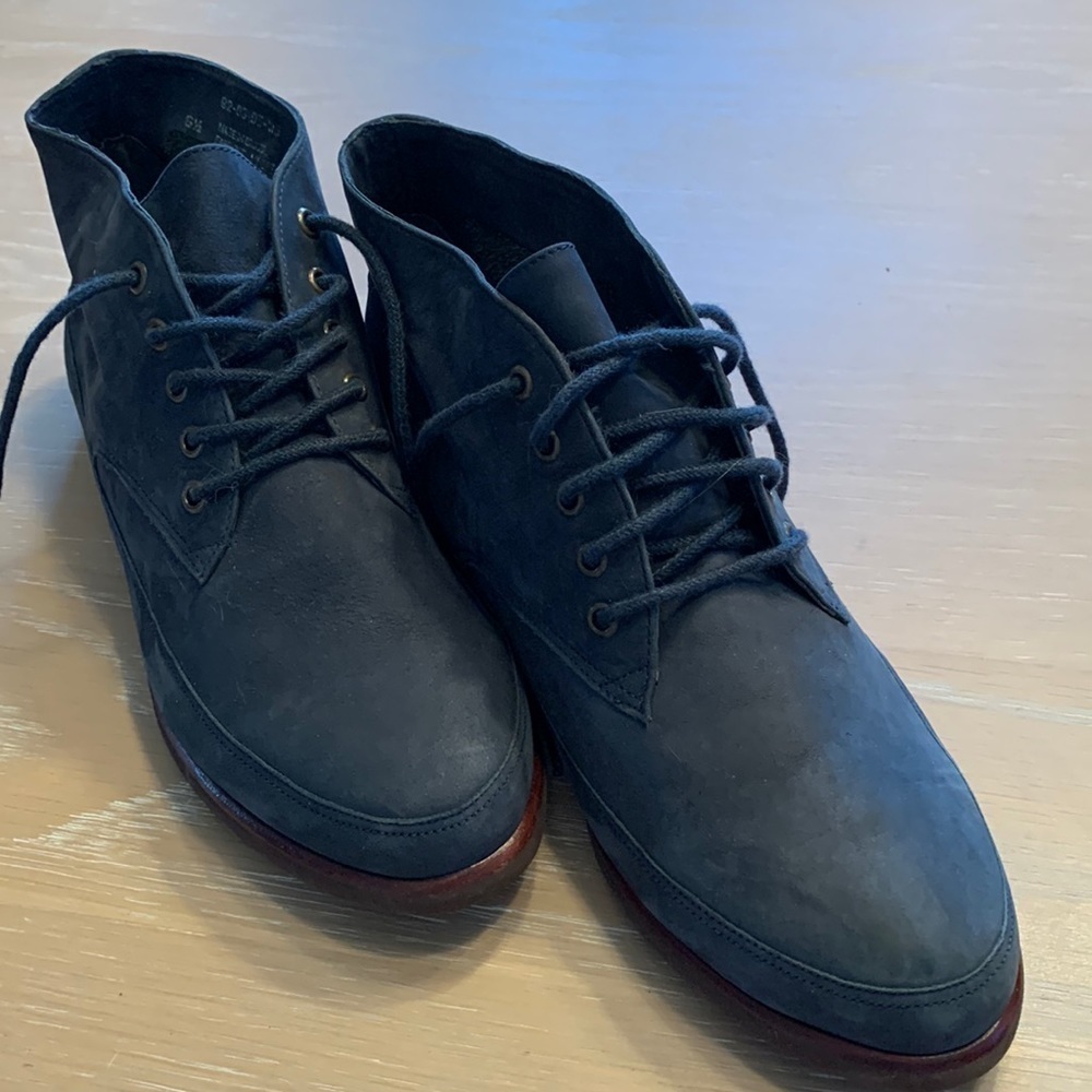 i.e. with Nike Air Suede feel with laces, Size 6.5, good condition, dark blue